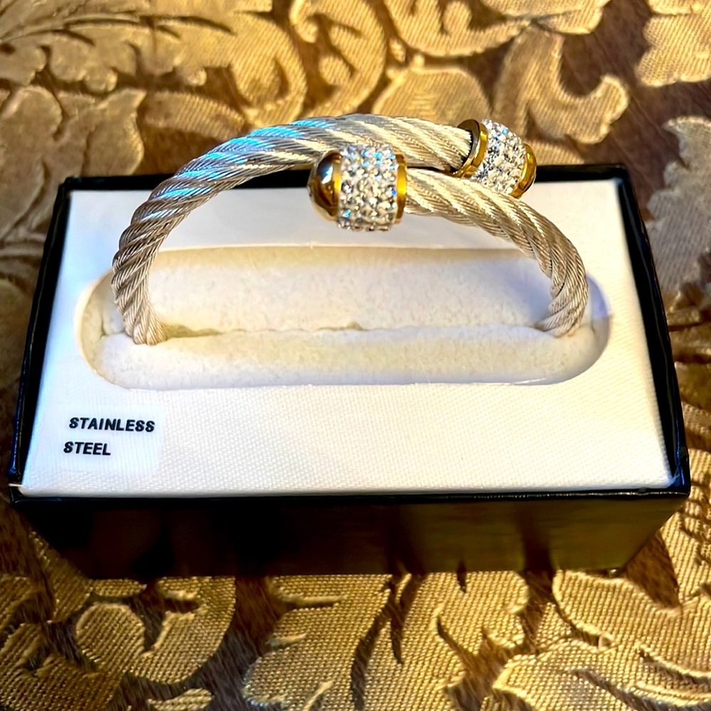 Stainless Steel bracelet. Bracelets are the new trend. Easy to put on!